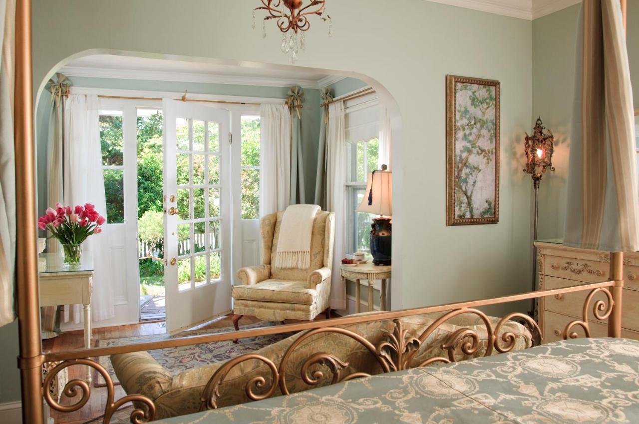 White Doe Inn Bed & Breakfast Manteo Room photo