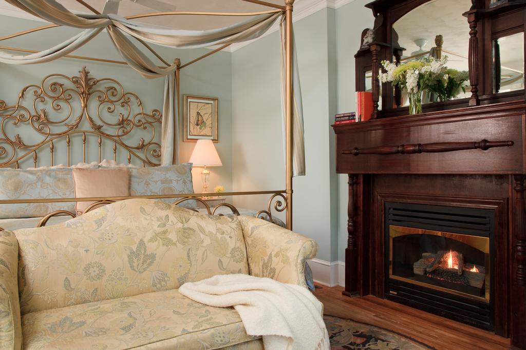 White Doe Inn Bed & Breakfast Manteo Room photo